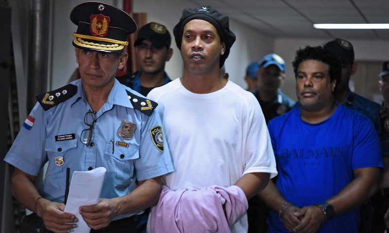 Ronaldinho ngồi tù